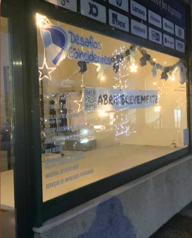 Montra da loja Desafios Coincidentes na Rua dos Castanheiros, em Esmoriz, com as marcas ASUS, Dell, HP, Lenovo, Sage e Wintouch